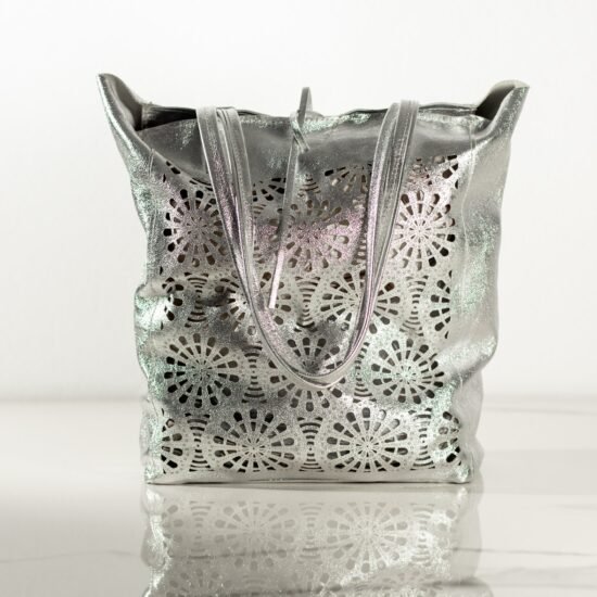 geantă argintie, perforații decorative, geantă glam, accente metalice, geantă modernă, Geantă Argintie cu Perforații Decorative