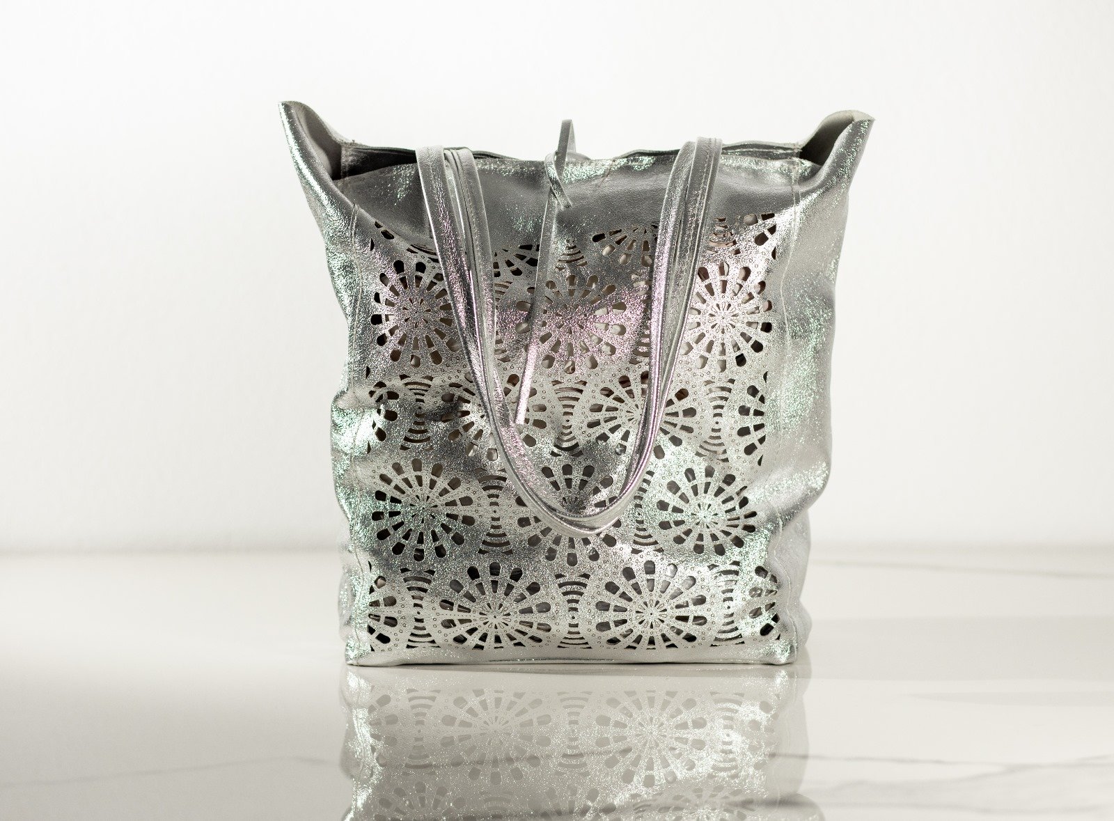 Geantă Argintie cu Perforații Decorative geantă argintie, perforații decorative, geantă glam, accente metalice, geantă modernă, Geantă Argintie cu Perforații Decorative