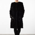 palton lung, blana naturala, negru timeless, palton elegant, palton iarna, Palton Lung din Blană Naturală Neagră – Eleganță Timeless