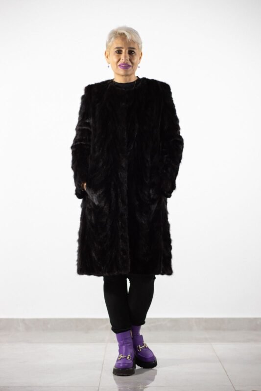 palton lung, blana naturala, negru timeless, palton elegant, palton iarna, Palton Lung din Blană Naturală Neagră – Eleganță Timeless