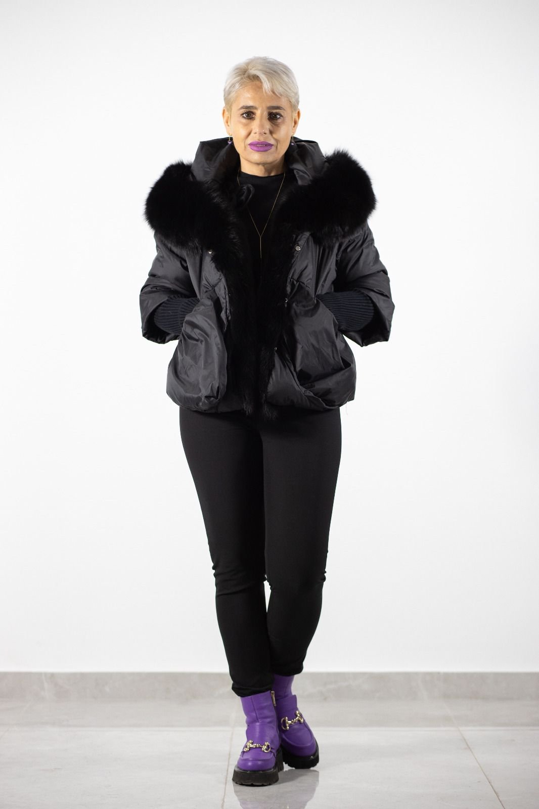 Geacă Scurtă cu Glugă Accesorizată-Rafinament în Negru geaca scurta, gluga accesorizata, geaca neagra, geaca moderna, geaca iarna, Geacă Scurtă cu Glugă Accesorizată-Rafinament în Negru