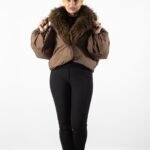 geaca maro, blana naturala, geaca iarna, geaca premium, geaca moderna, Geacă Maro cu Detalii din Blană Naturală- Eleganță și Confort în Sezonul Rece