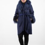 palton blana, accente albastru, palton premium, palton elegant, palton iarna, Palton cu Guler și Mâneci din Blană Naturală – Lux în Nuanțe de Albastru
