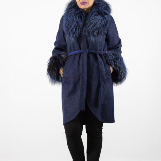 palton blana, accente albastru, palton premium, palton elegant, palton iarna, Palton cu Guler și Mâneci din Blană Naturală – Lux în Nuanțe de Albastru