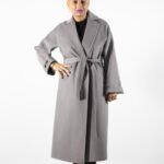palton lung, croiala fluida, stil minimalist, palton gri, palton iarna, Palton Lung cu Croială Fluidă – Minimalism în Gri