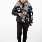geaca lucioasa, blana naturala, geaca eleganta, geaca iarna, geaca moderna, Geacă Lucioasă cu Guler din Blană Naturală – Eleganță pentru Iarnă