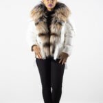 geaca alba, blana naturala, geaca lucioasa, geaca iarna, geaca moderna, Geacă Albă Lucioasă cu Guler din Blană Naturală – Eleganță și Confort