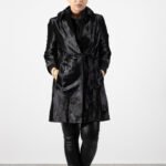 palton catifelat, detalii elegante, palton modern, palton premium, palton iarna, Palton Cu Textură Catifelată Și Detalii Elegante
