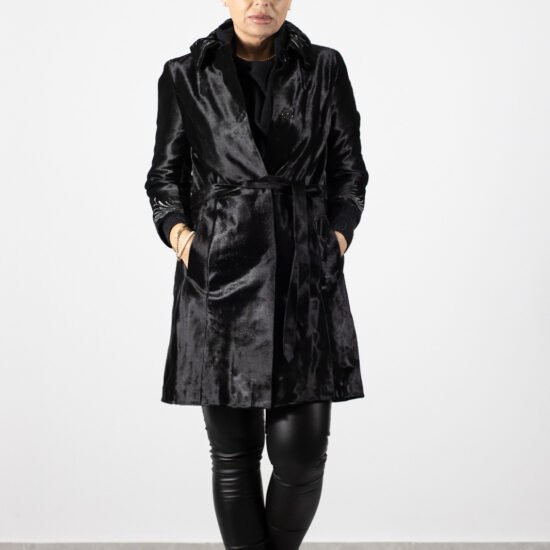 palton catifelat, detalii elegante, palton modern, palton premium, palton iarna, Palton Cu Textură Catifelată Și Detalii Elegante