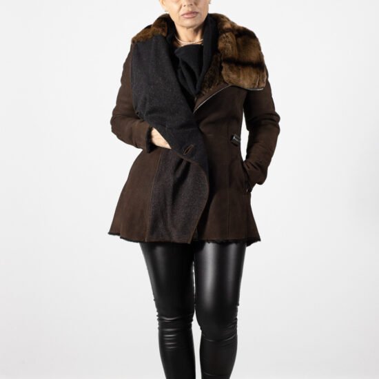 haina blana miel, accente maro, design elegant, haina premium, haina iarna