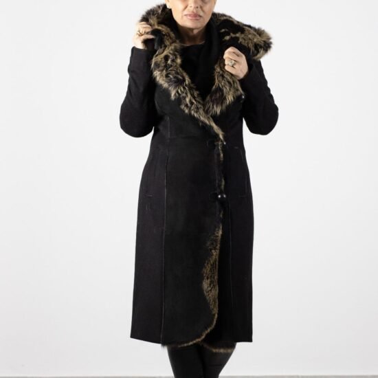 cojoc maro, Cojoc Maro Cu Accente Statement Și Design Versatil