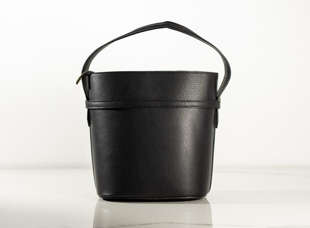 geanta argintie, perforatii decorative, geanta eleganta, geanta moderna, futurist, Geanta Black Bucket