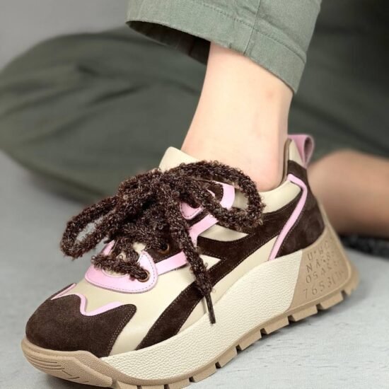 Adidași bej cu accente roz pastel