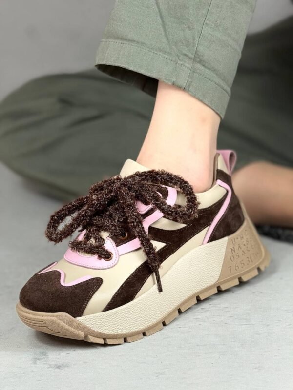 Adidași bej cu accente roz pastel