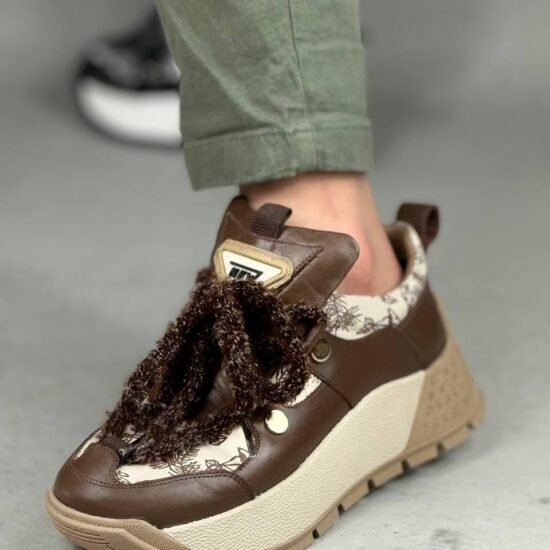 Adidași bej cu imprimeu floral subtil, adidasi bej, imprimeu floral, sneakers dama, pantofi casual, adidasi moderni