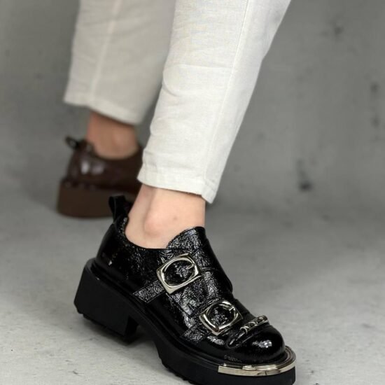 Pantofi negri cu catarame metalice