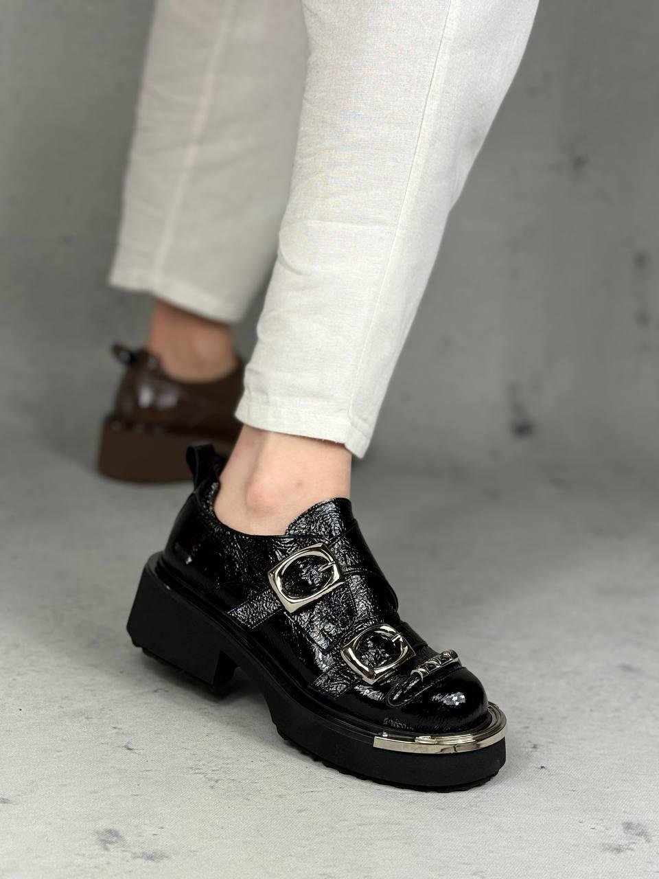 Pantofi negri cu catarame metalice Pantofi negri cu catarame metalice