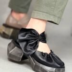 Pantofi negri cu fundă voluminoasă și talpă sculptată ,pantofi negri, funda, piele, pantofi eleganti, talpa sculptata, mocasini dama