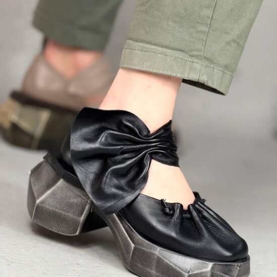 Pantofi negri cu fundă voluminoasă și talpă sculptată ,pantofi negri, funda, piele, pantofi eleganti, talpa sculptata, mocasini dama