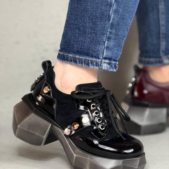 Pantofi negri cu talpă geometrică și detalii aurii, pantofi negri, talpa geometrica, detalii aurii, pantofi moderni, mocasini dama