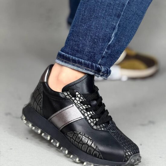 Sneakers negri cu imprimeu crocodil și talpă transparentă, sneakers negri, imprimeu crocodil, talpa transparenta, sneakers luxury, adidasi dama