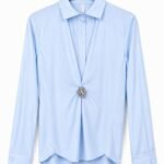 Cămașă Elegantă Albastru-Ciel cu Efect Trompe-l'œil și Accesoriu Bijuterie