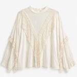 Bluză Boho-Chic Alb-Ivory cu Inserții de Dantelă Brodată în V și Mâneci Kimono / Fluture