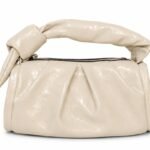 Geantă de Mână Crem-Ivoriu din Piele Lăcuită Încrețită cu Mâner Înnodat Stil Pochette