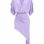 Rochie Scurtă Asimetrică Lilac din Jersey Satinat cu Drapaje Faldurate, Cataramă Auriu-Vintage și Mâneci Kimono