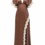 Rochie Lungă Maro-Ciocolatiu cu Buline Albe, Inserții din Dantelă Chantilly Crem și Mâneci Fluture