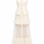 Compleu Alb-Ivoriu din Două Piese: Vestă Tailored cu Nasturi Bijuterie și Fustă Maxi din Tulle Diafan cu Volane