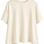 Tricou/Bluză Alb-Unt din Satin Fluid cu Plăcuță Metalică Auriu-Logo