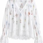 Bluză Motel Albă din Voal cu Broderie Florală Multicoloră, Inserții de Dantelă și Mâneci Clopot