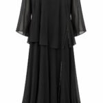 Rochie Lungă Neagră din Voal Chiffon Stratificat cu Mâneci Clopot, Slituri Asimetrice și Accente din Cristale