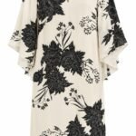 Rochie Scurtă Alb-Ivoriu din Voal Chiffon cu Imprimeu Floral Grafic Negru, Decupaj Keyhole și Mâneci Clopot