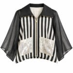 Jachetă Scurtă Zip-Up Alb-Negru cu Dungi Verticale, Mâneci Clopot din Organza Translucidă și Buzunare Aplicated cu Paiete Iriscente