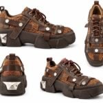 Sneakers Hibrizi Maro-Scorțișoară din Bouclé Proeminent cu Ham din Piele, Fermoare Deconstruite și Placă Metalică Sculpturală la Călcâi