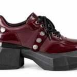 Pantofi Derby/Sneakers Bordeau Lăcuiți cu Talpă Sculpturală Geometrică Platform și Aplicații de Capsa Metalice Silver