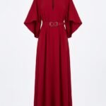 Rochie Lungă Roșu-Rubiniu cu Mâneci Kimono/Fluture, Decupaj Keyhole și Curea Tonală cu Cataramă Ovală Metalică