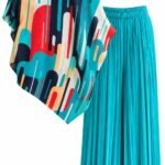 Set Două Piese Plisate cu Poncho Asimetric Imprimat Retro-Futurist și Pantaloni Lărgi Turcoaz-Aqua
