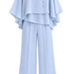 Set Albastru-Serafic din Două Piese cu Bluză Drapată Tip Capă/Poncho, Nasturi Imbrăcați, Broșă Florală din Perle și Pantaloni Tailored Lărgi