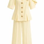 Set Galben-Pai din Două Piese cu Sacou Peplum Cambrat, Fundă XXL Sculpturală pe Umăr, Nasturi Soare-Bijuterie și Pantaloni Tailored Lărgi