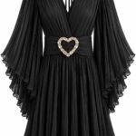 Rochie Scurtă Neagră Ultra-Plisată cu Mâneci Clopot Flamboyante, Decolteu Adânc în V și Cataramă Inimă Încrustată în Cristale