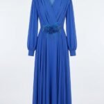 Rochie Lungă Albastru-Cobalt din Chiffon Drapat cu Decolteu Petrecut în V, Mâneci Episcop și Aplicație Sculpturală Florală cu Pene și Perle în Talie