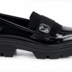 Mocasini Loafers Negri-Lăcuiți cu Talpă Platformă Crenelată, Bandă din Piele Întoarsă și Aplicație-Bijuterie din Cristal Smarald