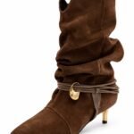 Cizme Scurte Maro-Ciocolată din Piele Întoarsă Slouchy cu Vârf Ascuțit, Barete Multiplu Înfășurate și Medalion Sculptural Auriu