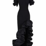 Rochie Lungă Noir din Crêpe cu Decolteu Pătrat, Mâneci Bufante și Volan Sculptural Volumic pe Șpalt