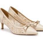 Pantofi Stiletto Crem-Ivoriu din Dantelă Guipure și Piele Nappa cu Fundă Metalică Aurie și Toc Kitten