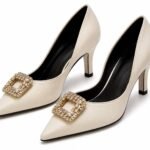 Pantofi Stiletto Crem-Ivoriu din Piele Texturată cu Cataramă Pătrată încrustată cu Cristale Aurii