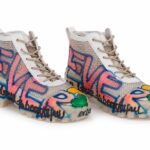 Ghete High-Top din Piele și Plasa Perforată cu Grafică Spray Graffiti, Mesaje Cursive și Talpă Track Chunky